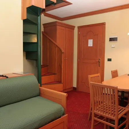 Palace Pontedilegno アパートホテル 3*